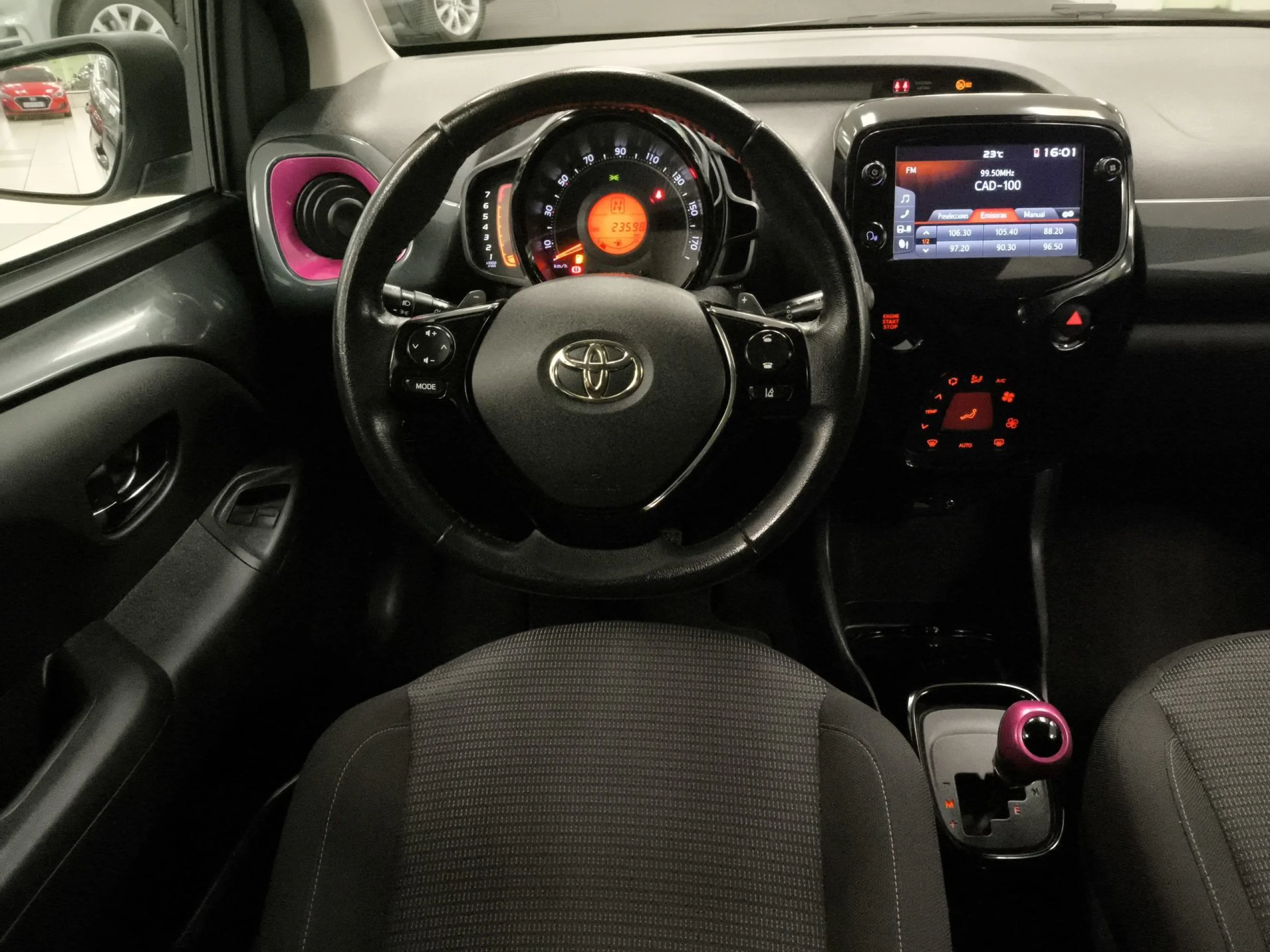 Toyota Aygo 70 x-style 53 kW (72 CV) - Foto 17