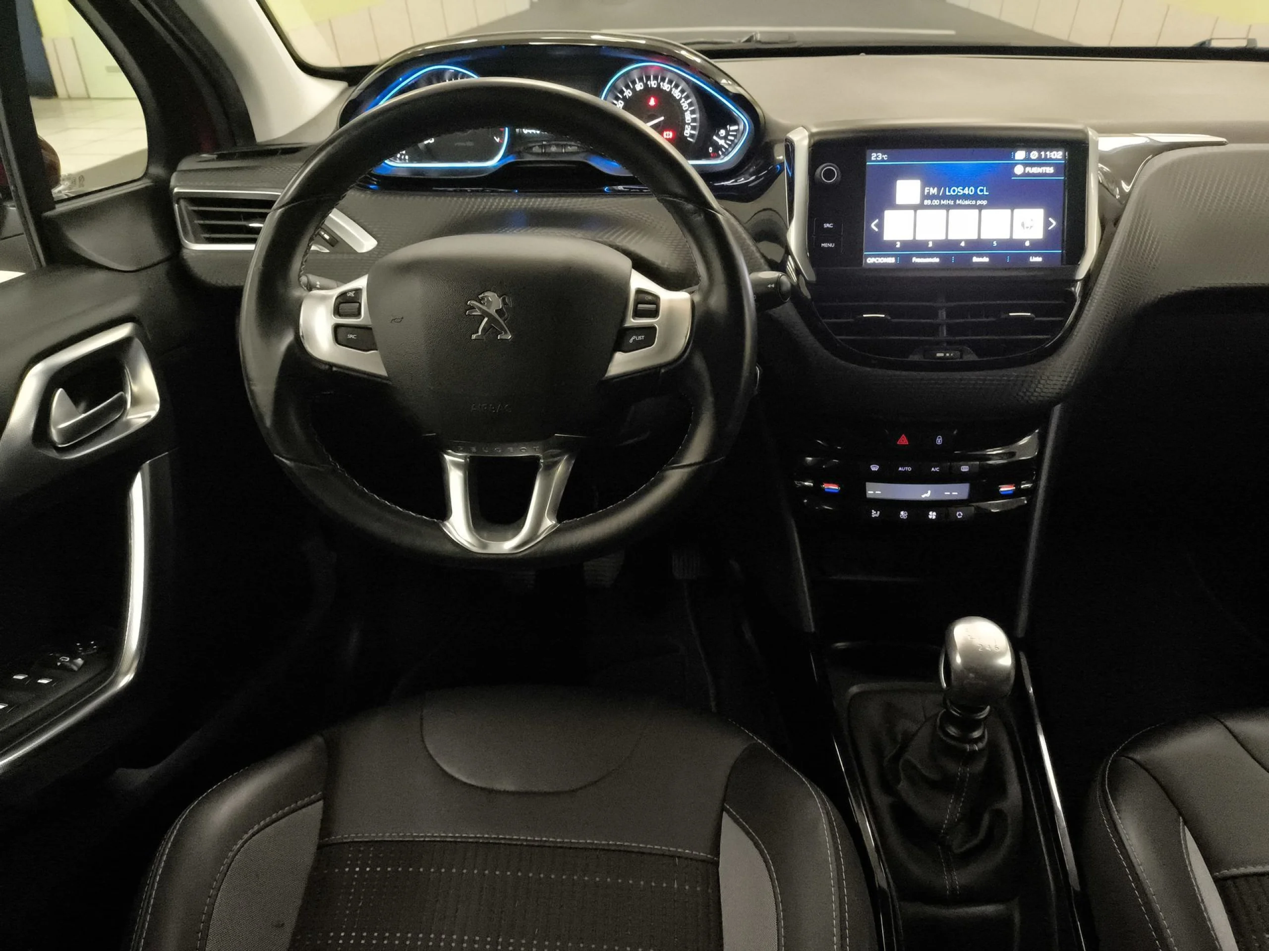 Peugeot 2008 PureTech 130 SANDS Allure 96 kW (130 CV) - Foto 18