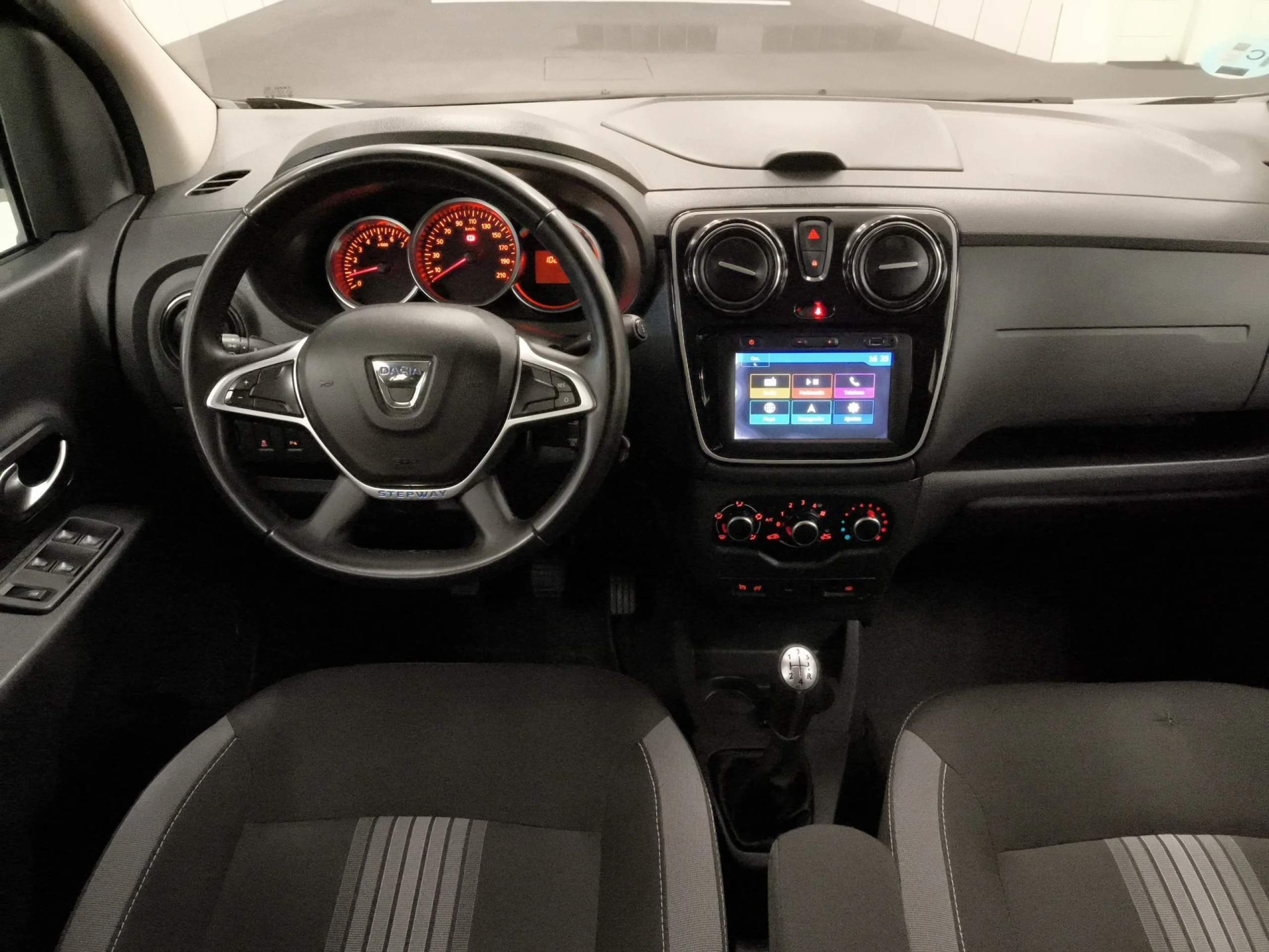 Dacia Lodgy Serie Limitada Nómada 1.6 75 kW (102 CV) - Foto 18